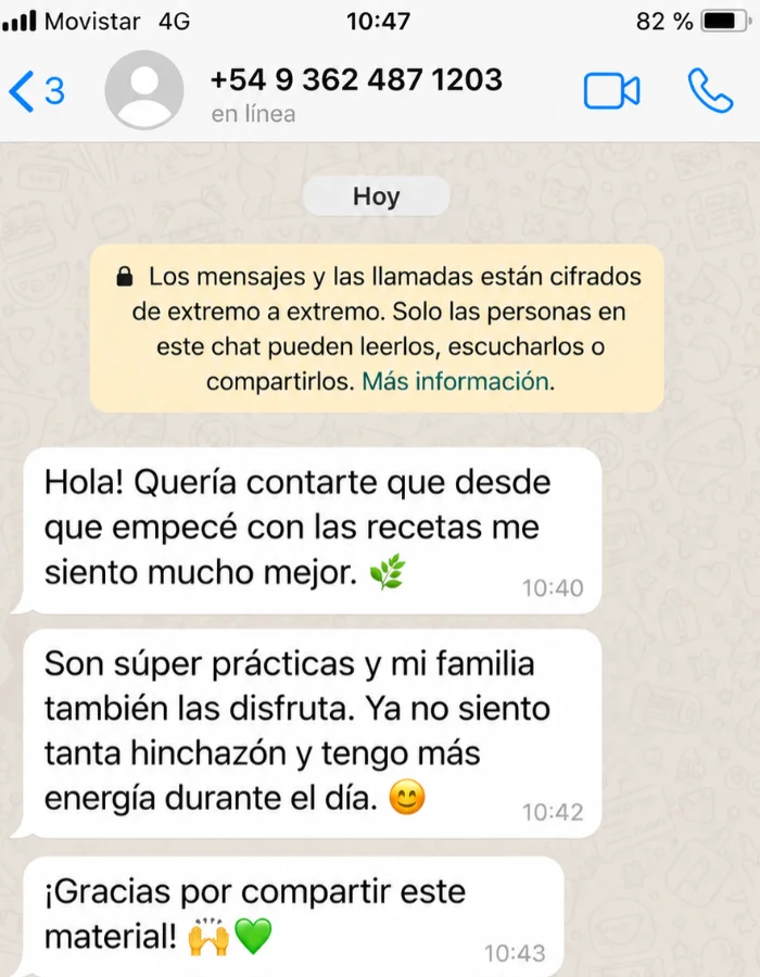 Testimonio de clienta en WhatsApp: desde que usa las recetas se siente mejor, su familia las disfruta y ya no siente tanta hinchazón