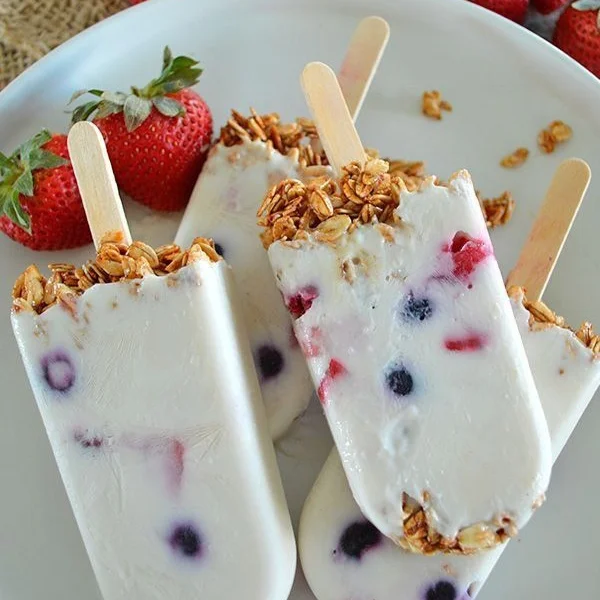 Paletas heladas con frutas y granola